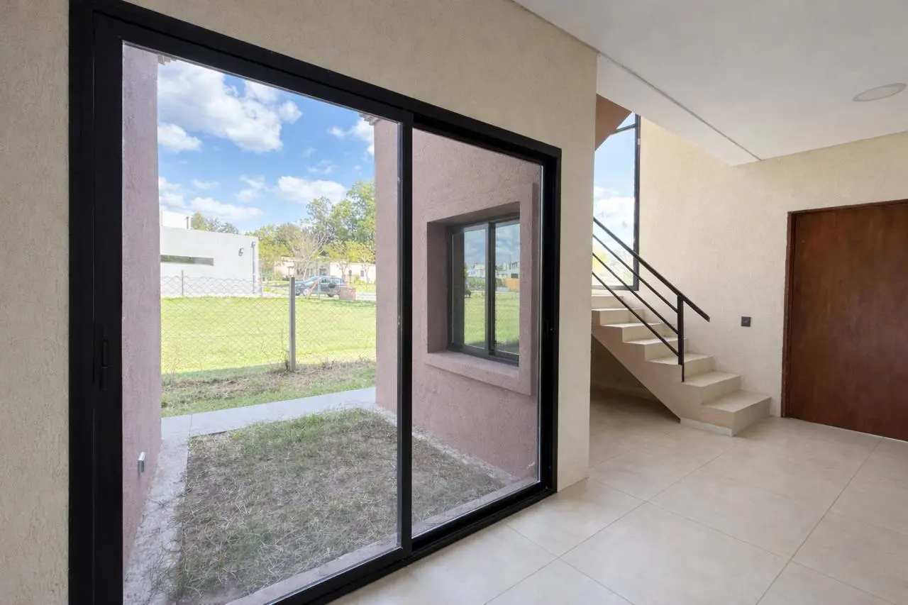 Casa en Venta 4 dorm Barrio Santo Tomas Pilar 5