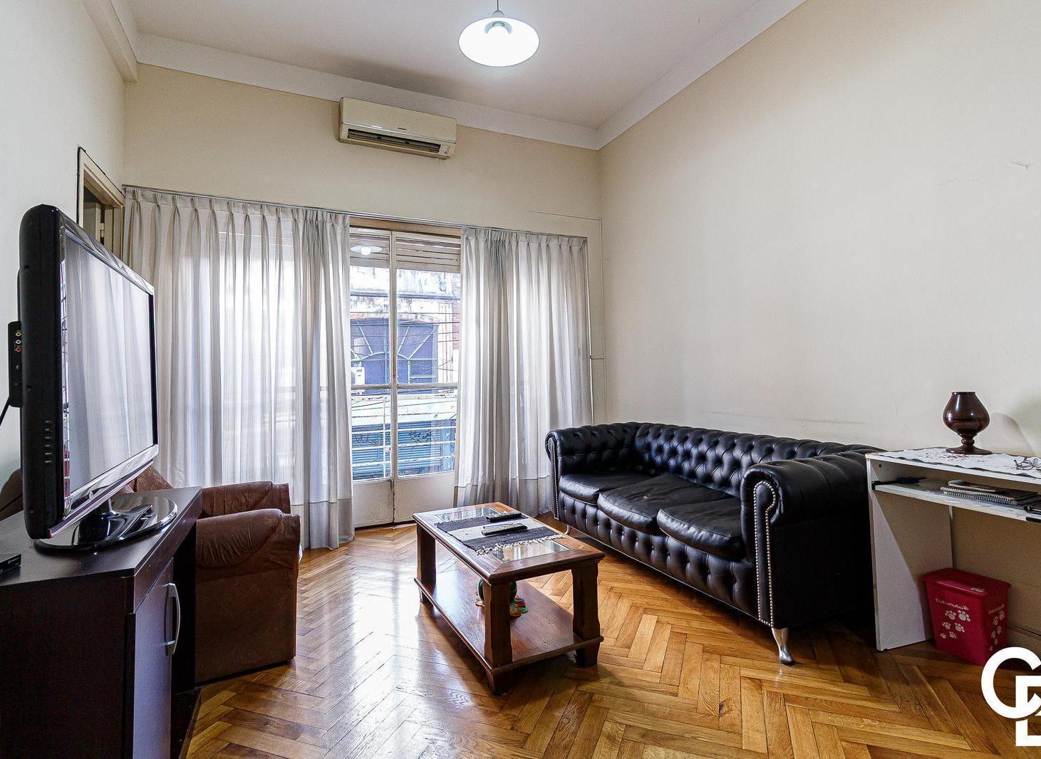 Venta 3 Amb. al Frente con Balcón y Patio Propio | Azcuénaga y Corrientes
