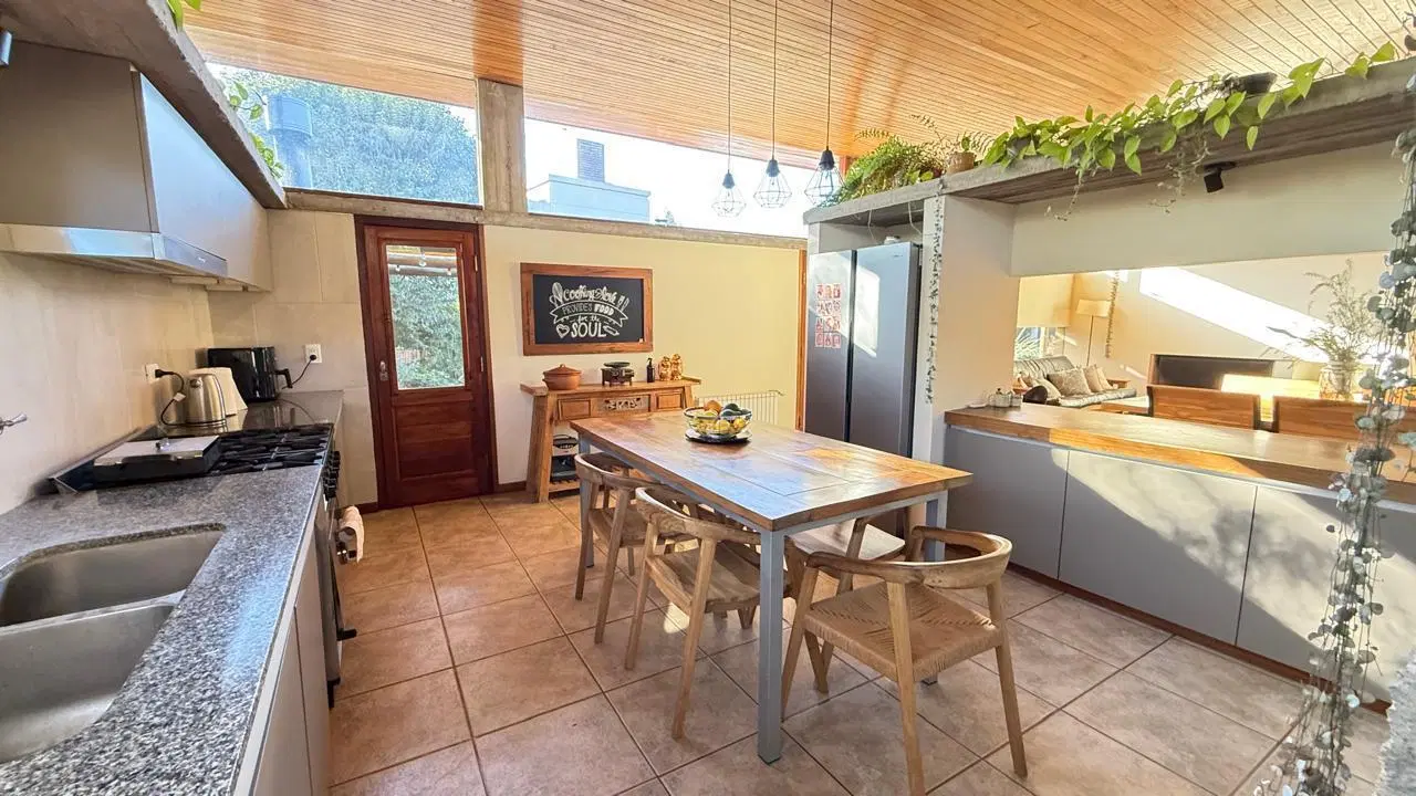 Casa en venta de 3 dorm + estudio en Campo Grande 2