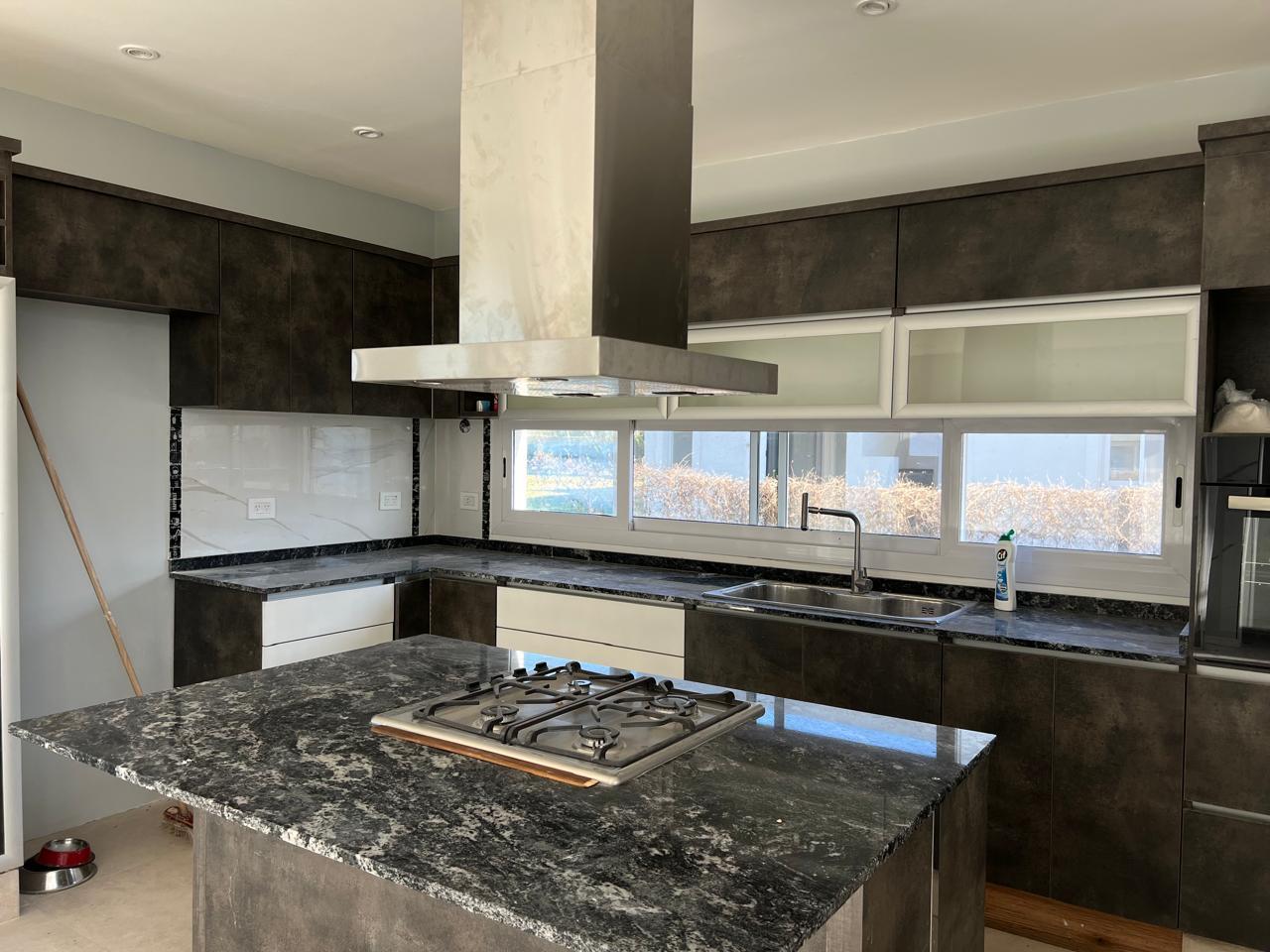 Foto de Casa en Venta 4 dormitorios Barrio Santa Guadalupe Financia, imagen 2