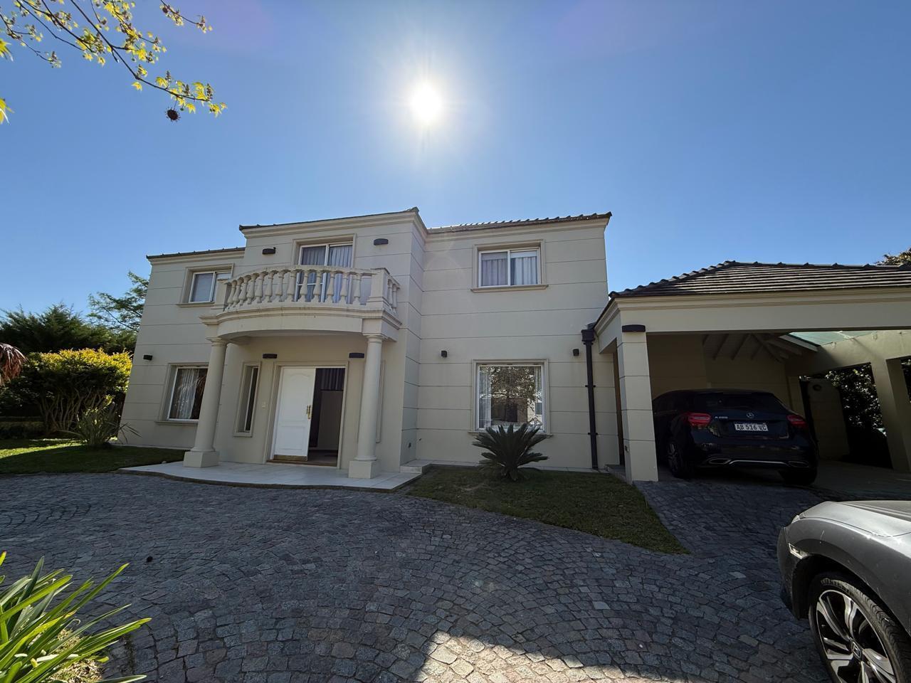 Foto de Casa en Venta 4 dormitorios + Playroom + Estudio. Barrio, imagen 4