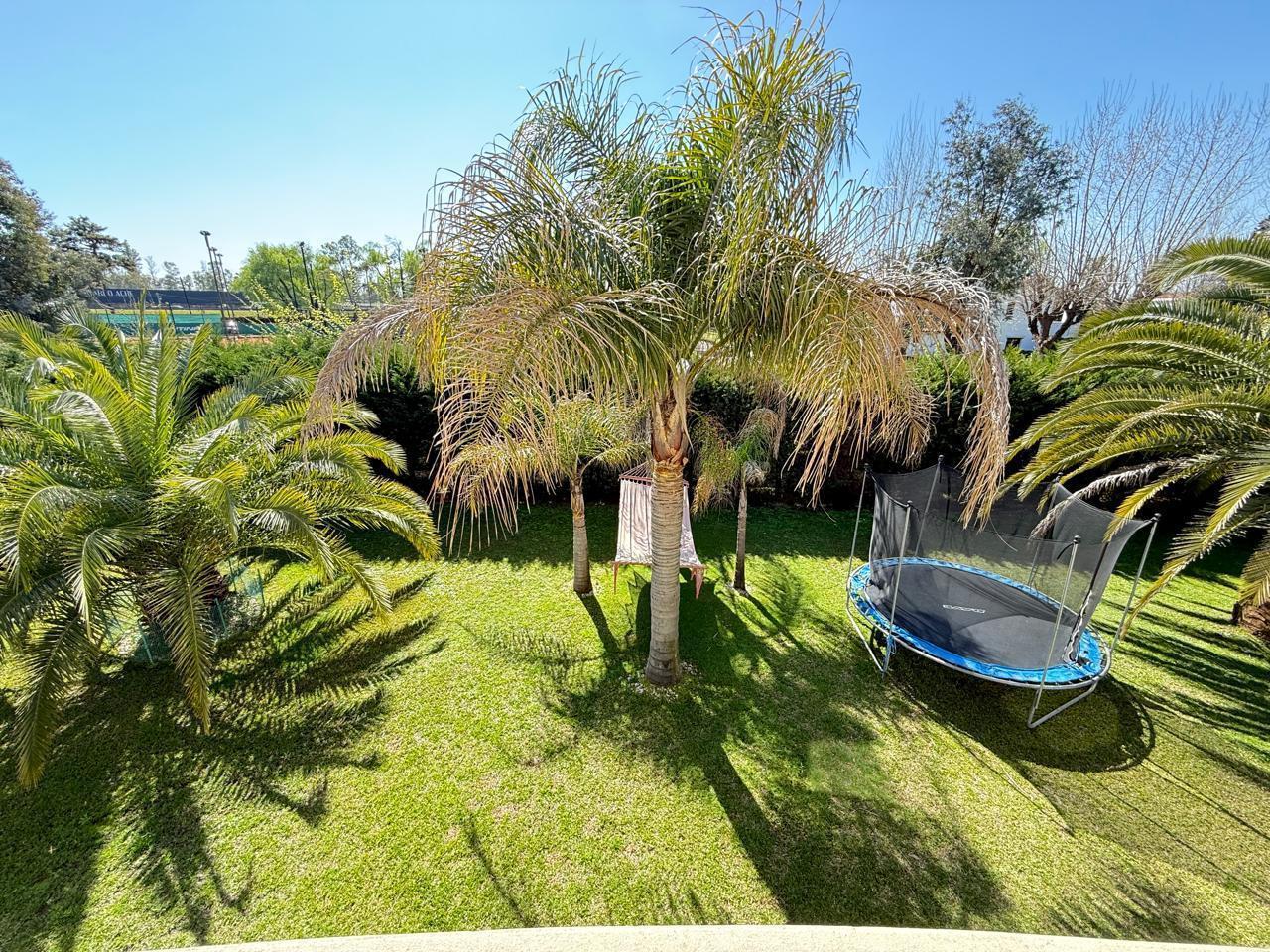Foto de Casa en Venta 4 dormitorios + Playroom + Estudio. Barrio, imagen 1