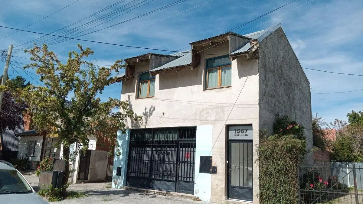 Departamento en Esquel + Local Comercial + Galpón. 4