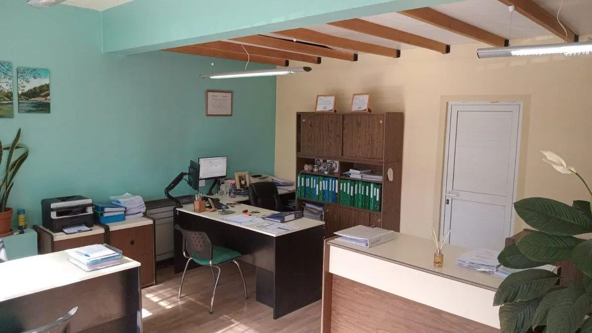 Departamento en Esquel + Local Comercial + Galpón. 5