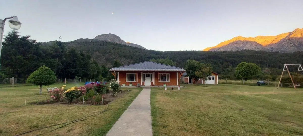 Excelente Casa en la localidad de El Hoyo 2