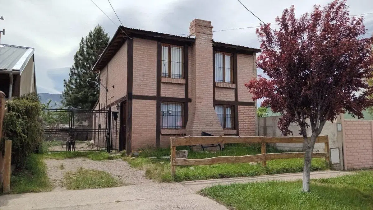 Casa en Esquel 3 Dormitorios. Patio. Apto Crédito. 2