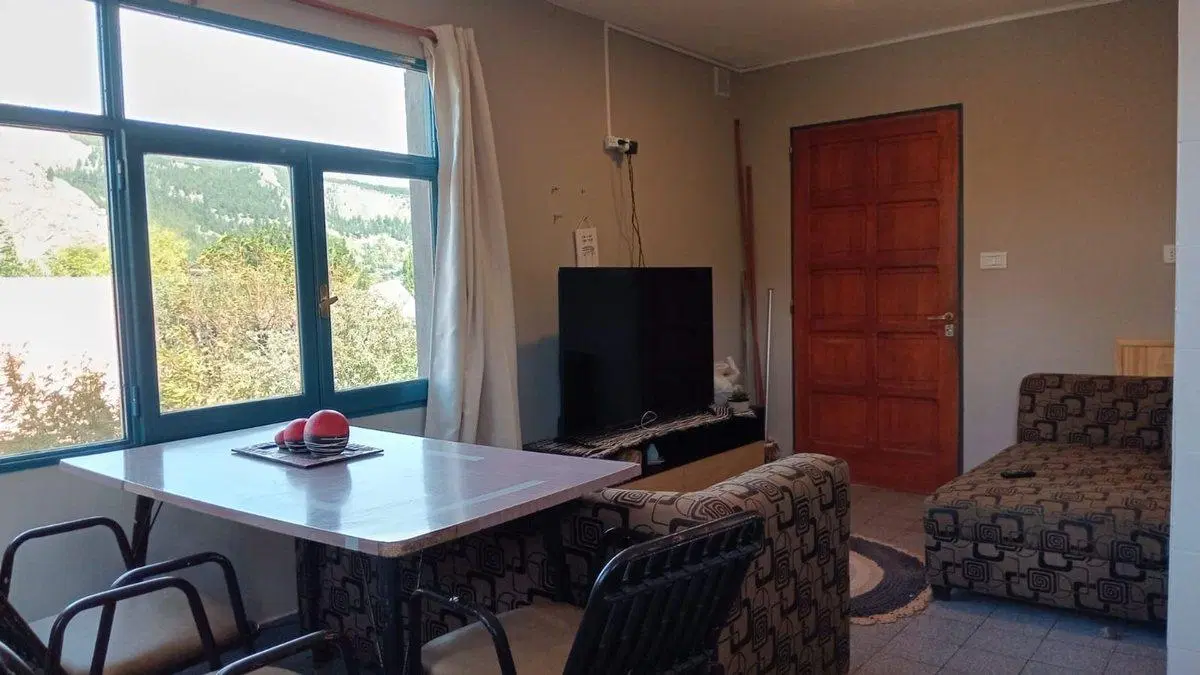 Departamento en Esquel + Local Comercial + Galpón. 8