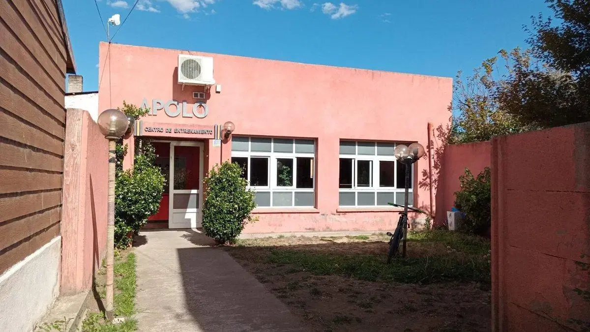 Departamento en Esquel + Local Comercial + Galpón. 8