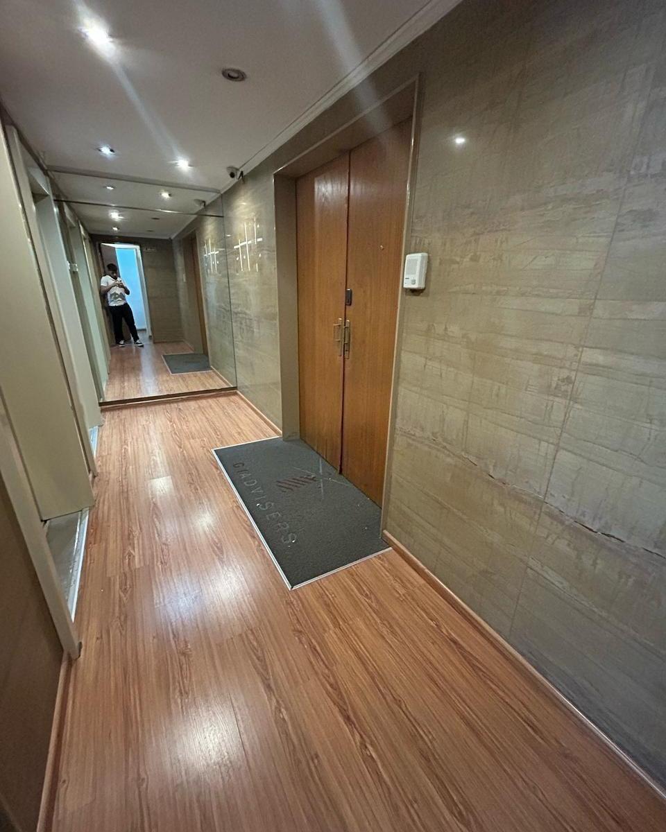 Amplia Oficina en Planta Libre 1