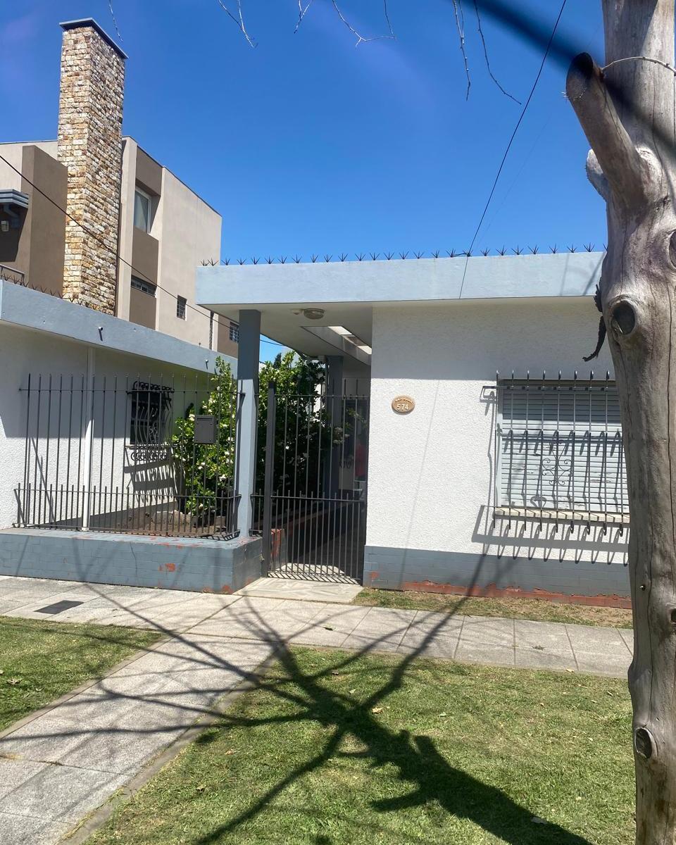 OPORTUNIDAD!!! VENTA CASA 4 AMBIENTES, EXCELENTE UBICACION EN QUILMES OESTE