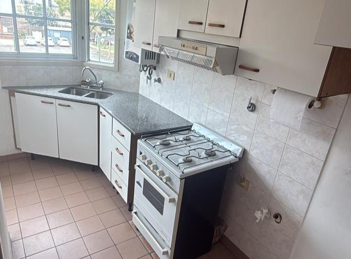 ALQUILER dpto 2 Ambientes en Hipolito Yrigoyen 1037, 1°piso, y Cochera, Quilmes. 4