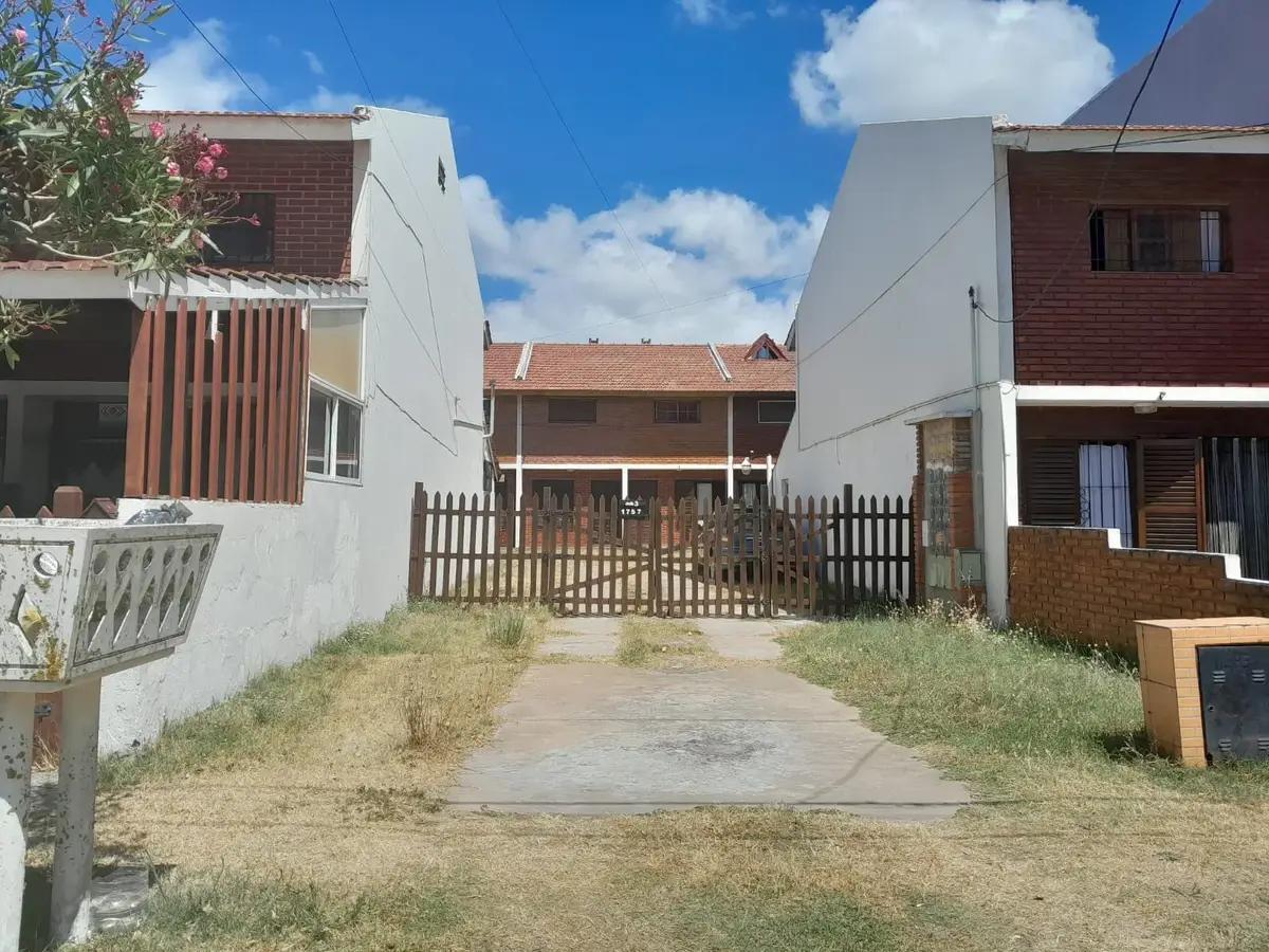 Dúplex ubicado en calle 3 entre 38 y 40, Las Toninas, a 200 m. de la playa y todos los servicios