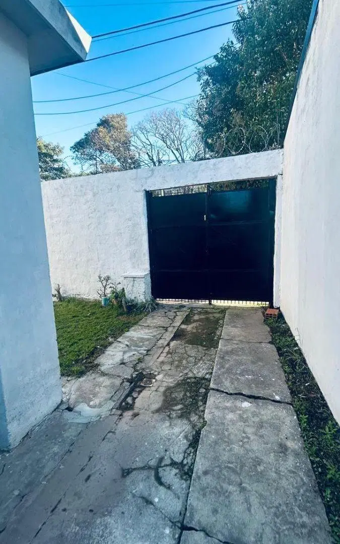Alquiler casa muy amplia de 240m2 con 2 habitaciones en Quilmes Oeste 3