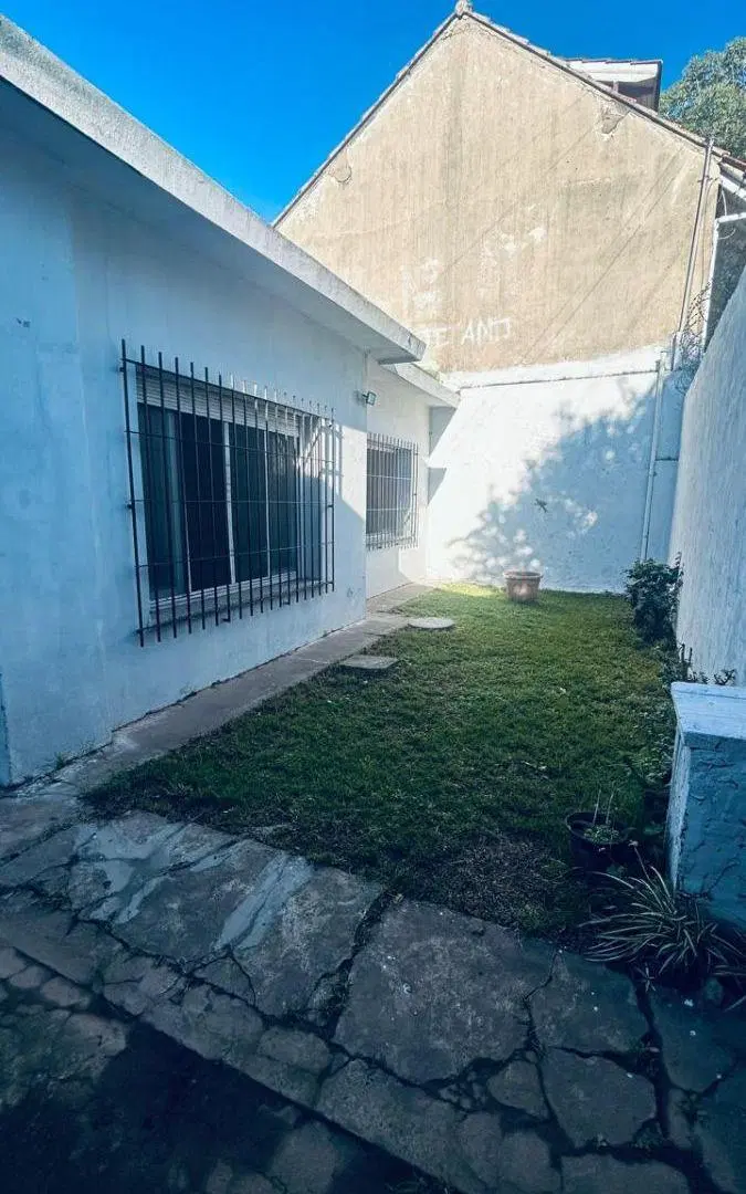 Alquiler casa muy amplia de 240m2 con 2 habitaciones en Quilmes Oeste 4