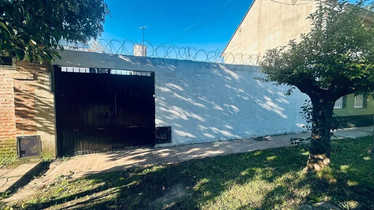 Alquiler casa muy amplia de 240m2 con 2 habitaciones en Quilmes Oeste 1