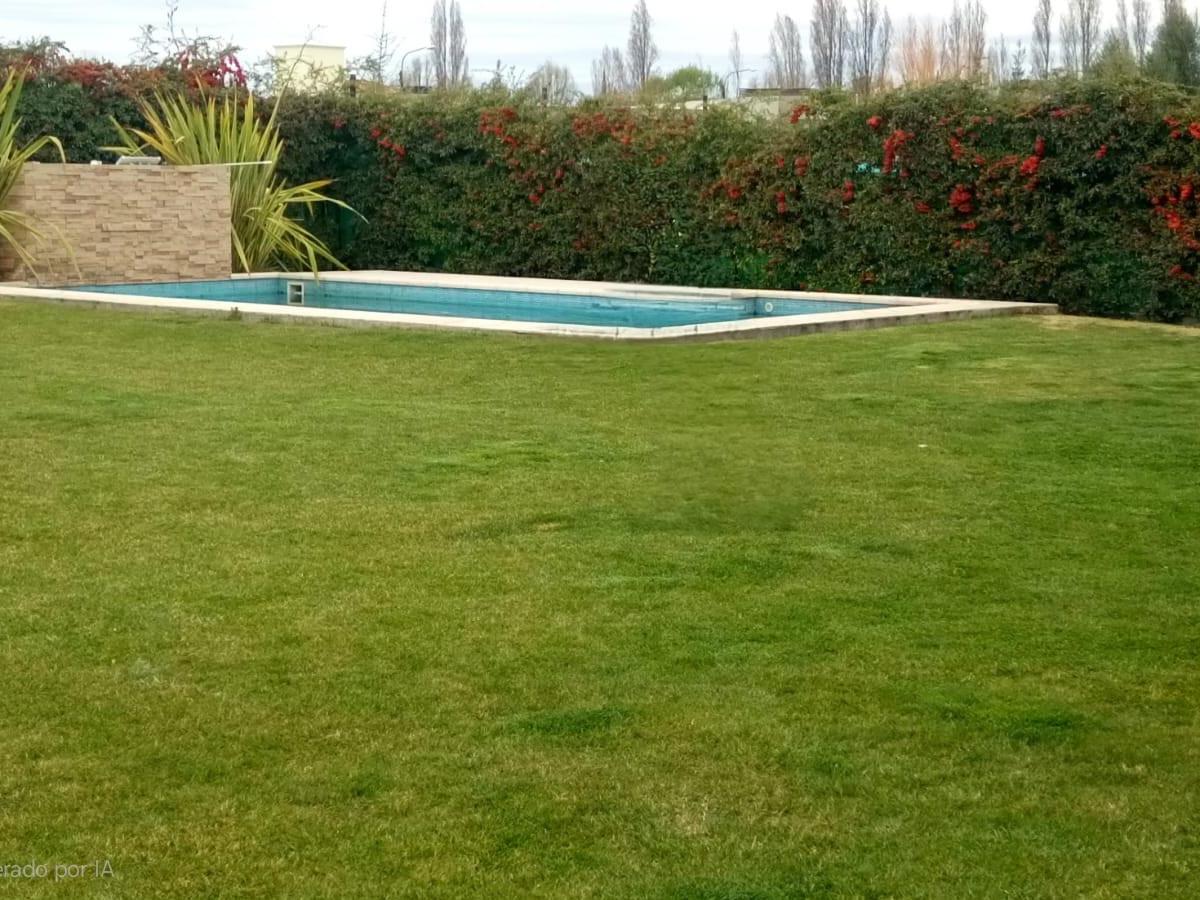 Hermosa Casa Desarrollada en Enorme Terreno 3