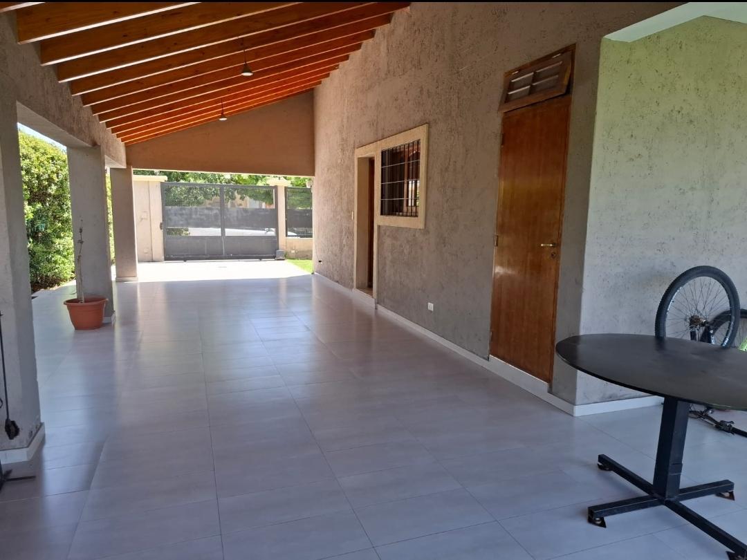 Hermosa Casa Desarrollada en Enorme Terreno 1