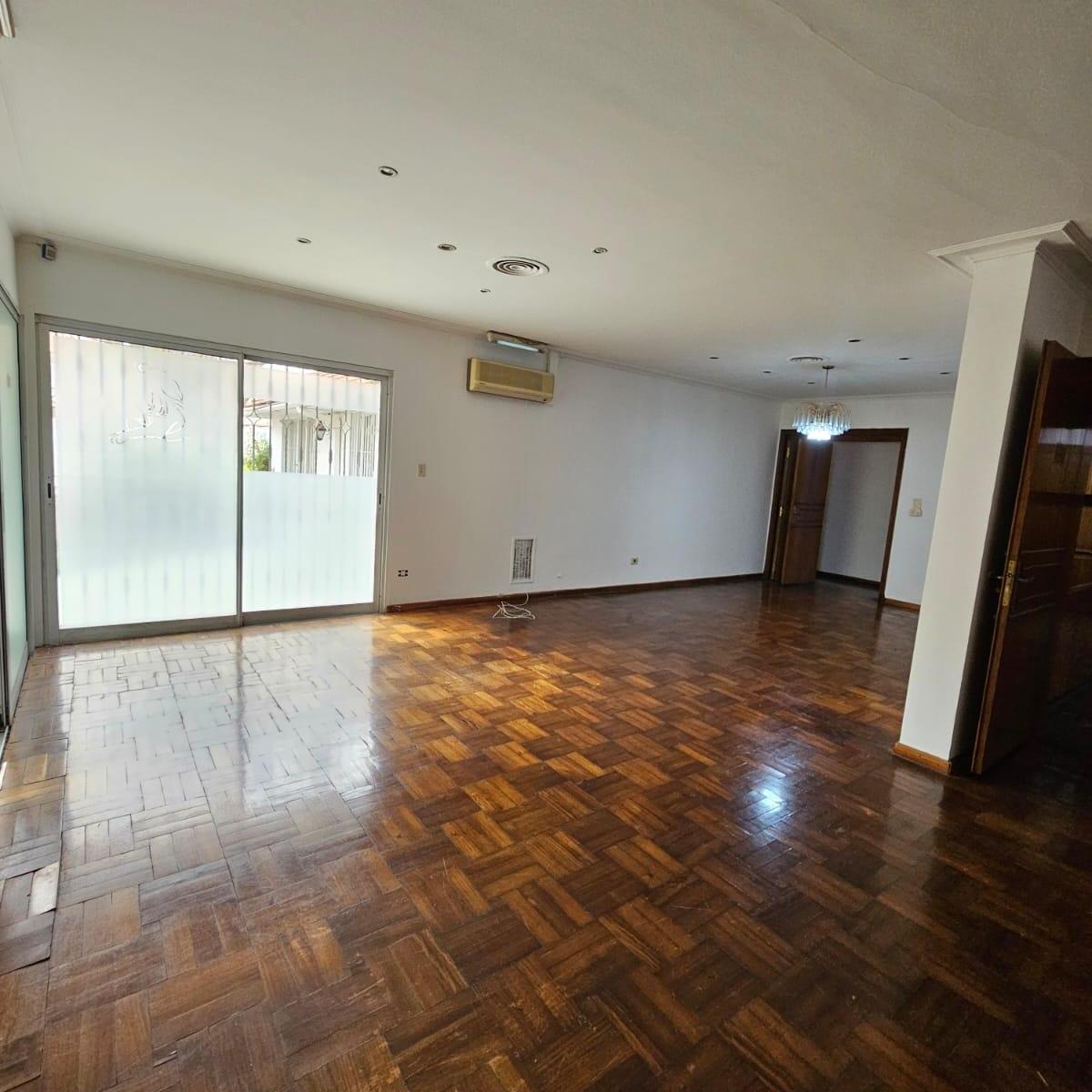 Enorme Casa en Barrio Bombal 2