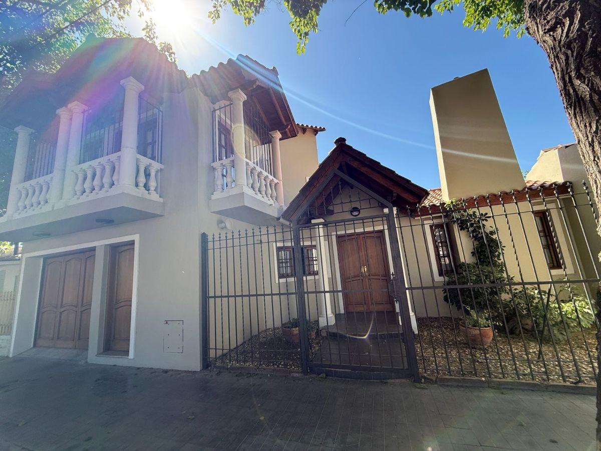 Casa de LUJO en Barrio Mariano Moreno II