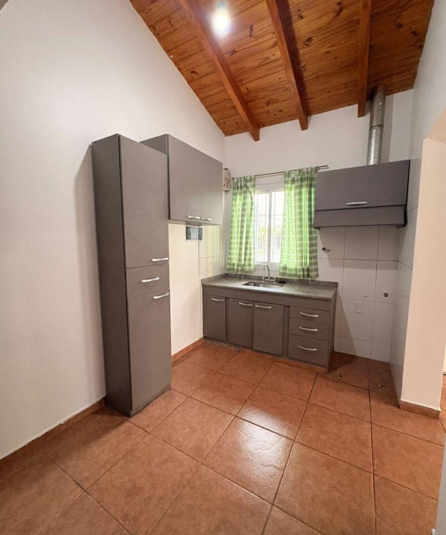 Foto de Casa esquina con jardin y cochera - Barrio Mariano Moreno II, imagen 4