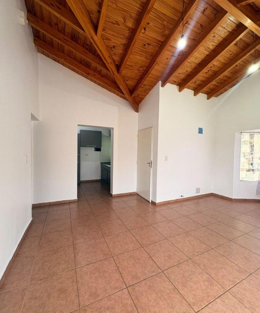 Foto de Casa esquina con jardin y cochera - Barrio Mariano Moreno II, imagen 3