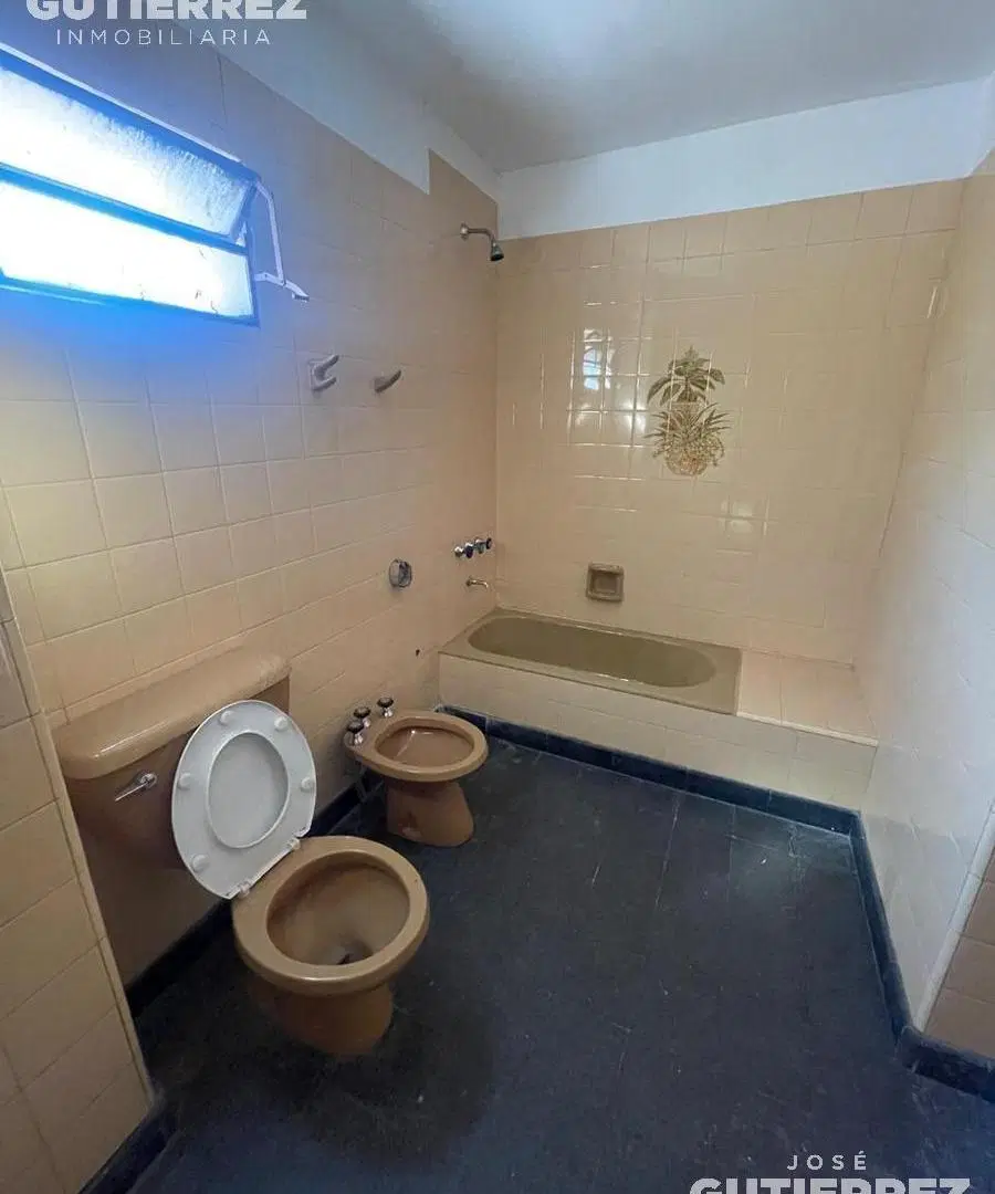 Casa en a refaccionar/demoler importante lote 4