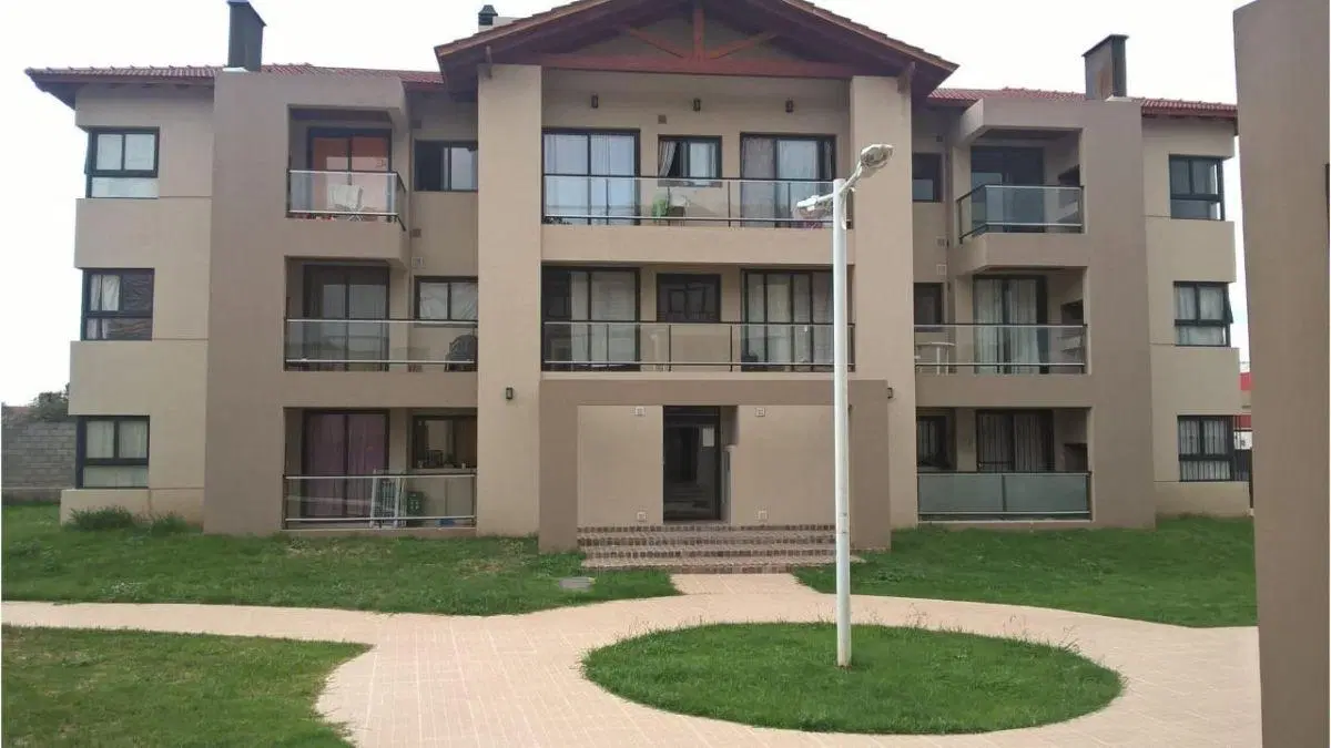 ALQUILO HERMOSO DUPLEX DE TRES DOMITORIOS C/COCHERA EN HOUSING 1