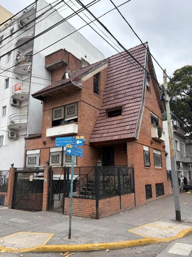 VENTA | Oportunidad en Caseros | Casa con Garage y Gran Superficie 2