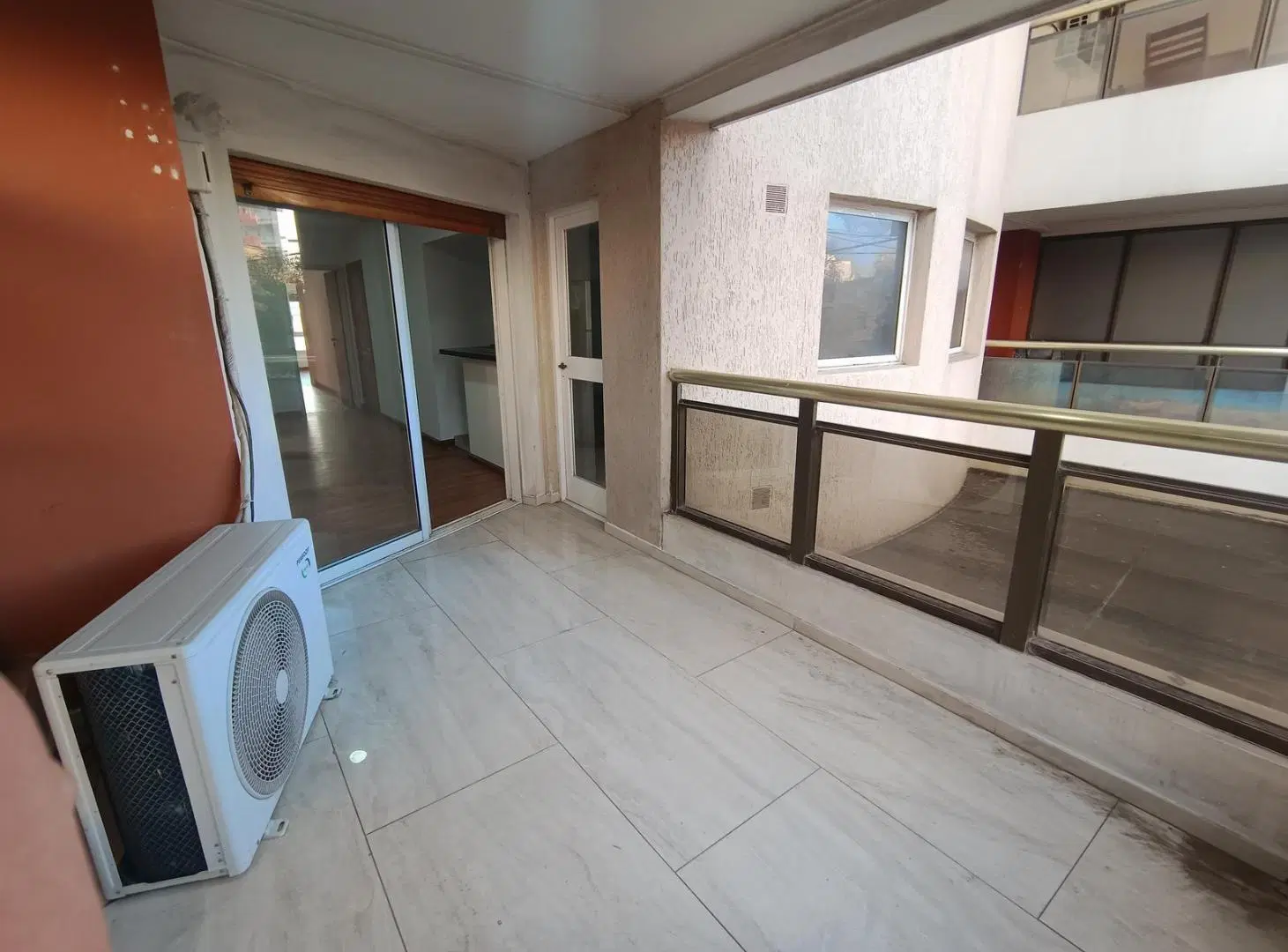 Departamento de 2 dormitorios con cochera en venta 4