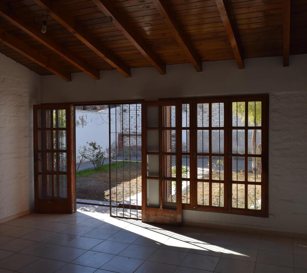 Casa de Dos Plantas en Venta! Muy Amplia y Luminosa 2