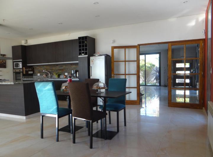 Casa de dos plantas en venta! Barrio Privado 3