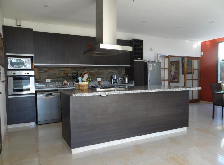 Casa de dos plantas en venta! Barrio Privado 5