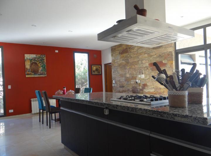 Casa de dos plantas en venta! Barrio Privado 4