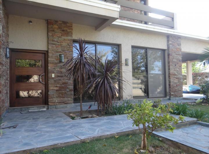 Casa de dos plantas en venta! Barrio Privado 3