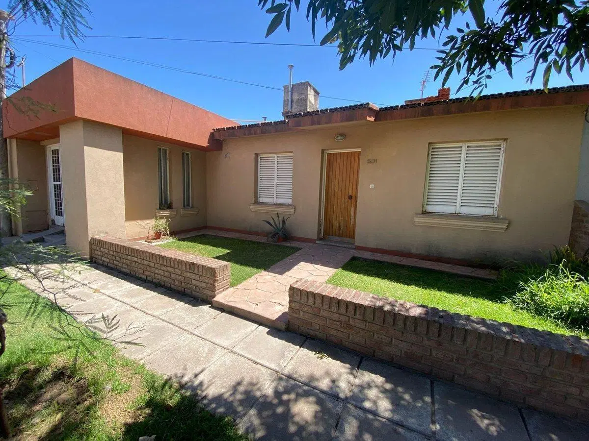 SE VENDE CASA REMODELADA EN B° B.HORIZONTE V.M. 4