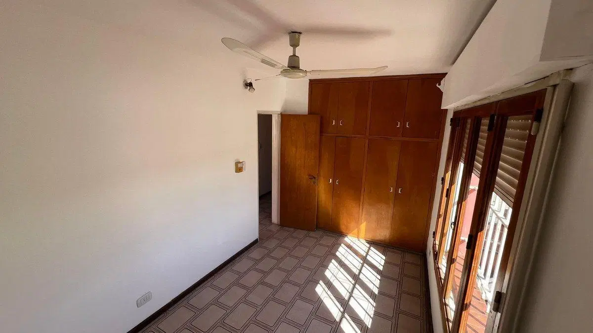 CASA EN VENTA 4 DORM.+ DTO. B° RIVADAVIA V. MARIA 5