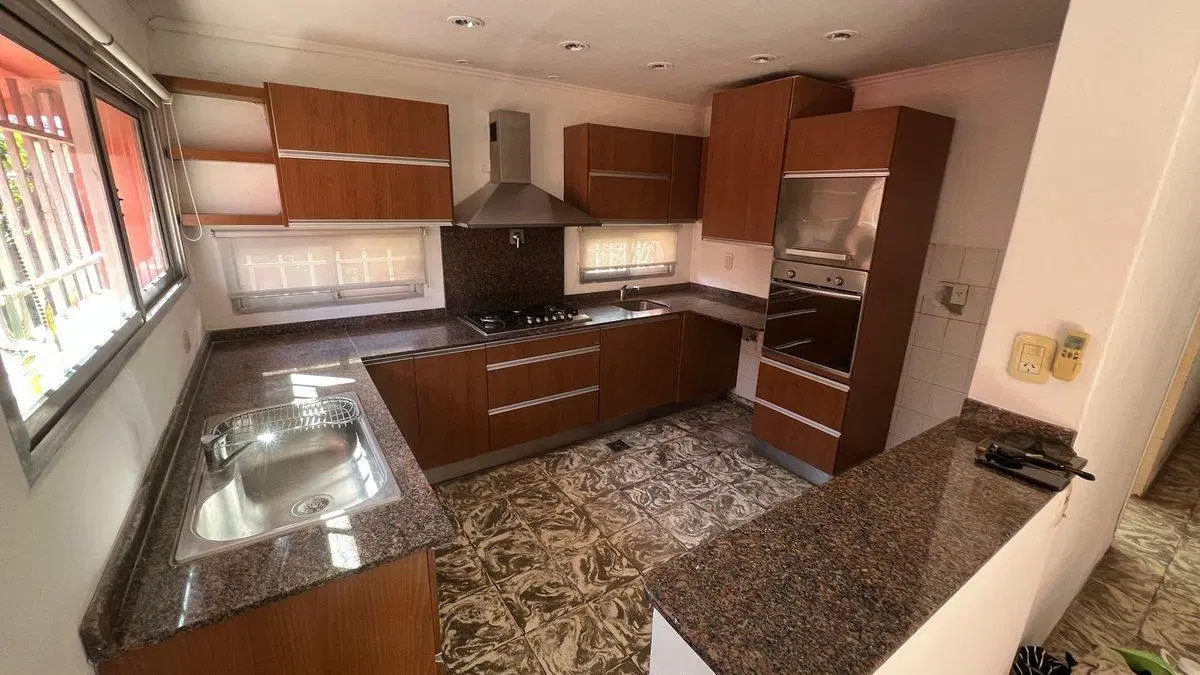 CASA EN VENTA 4 DORM.+ DTO. B° RIVADAVIA V. MARIA 3