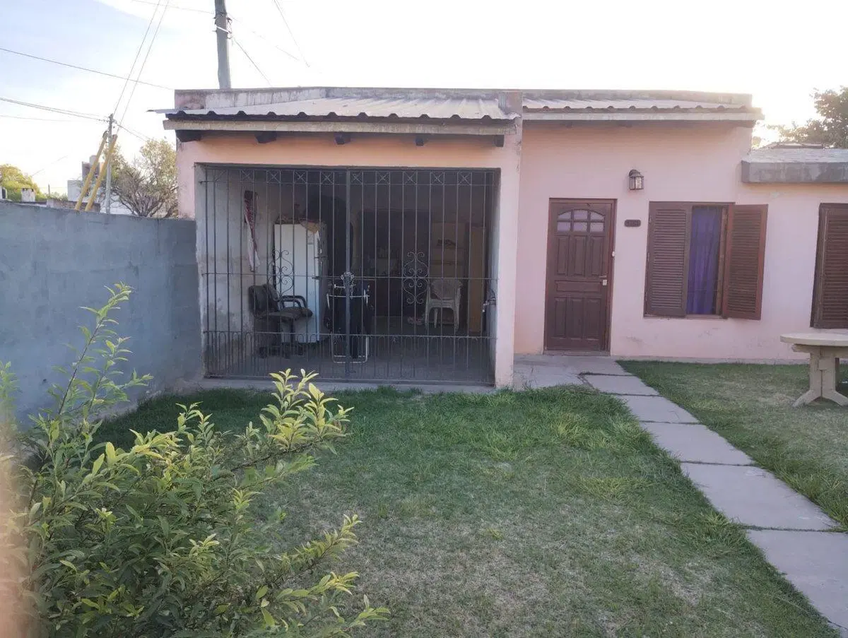 EN VENTA CASA 2 DORM. Y COCHERA B° S. MARTIN. V.M. 4