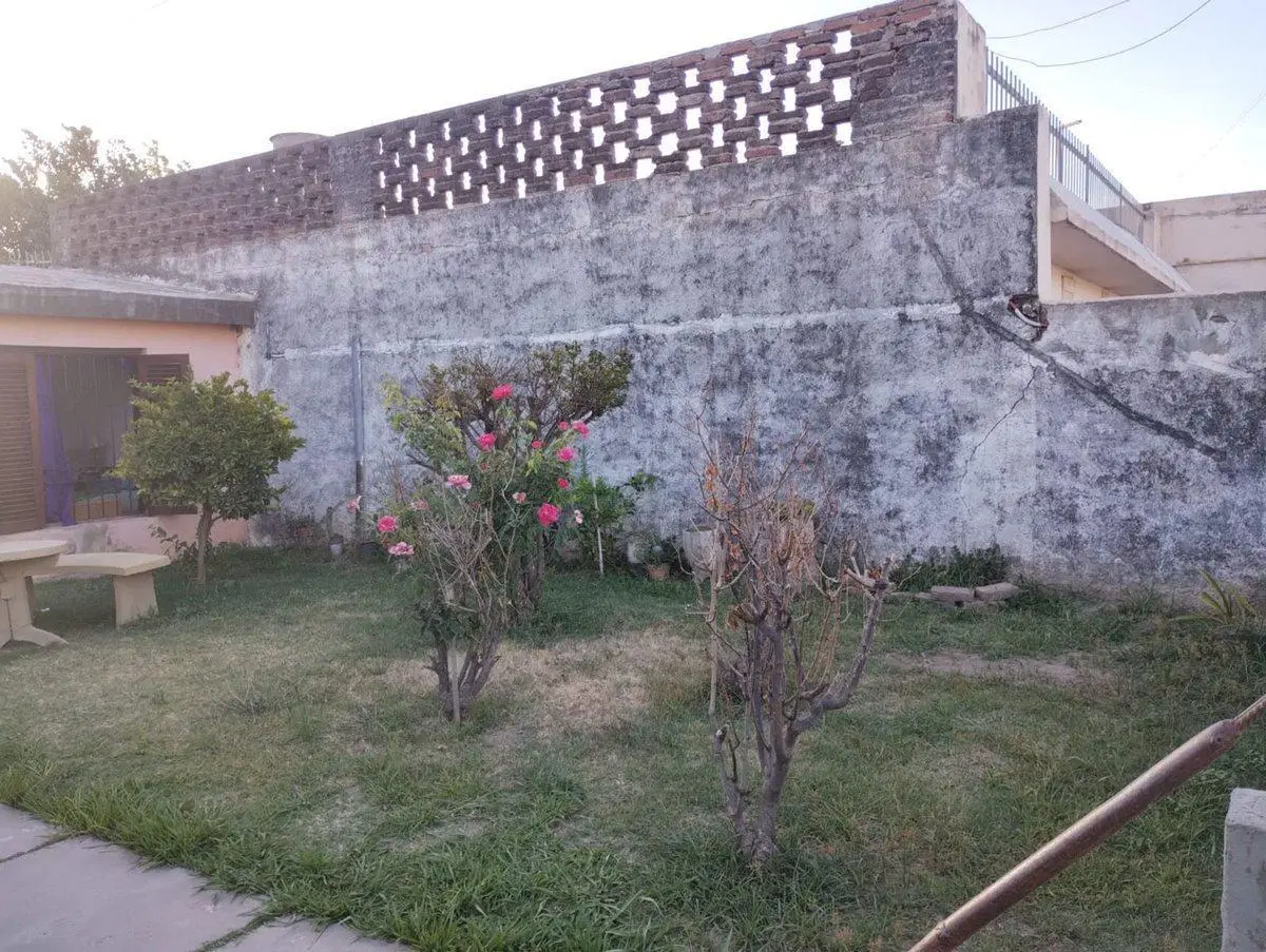 EN VENTA CASA 2 DORM. Y COCHERA B° S. MARTIN. V.M. 5