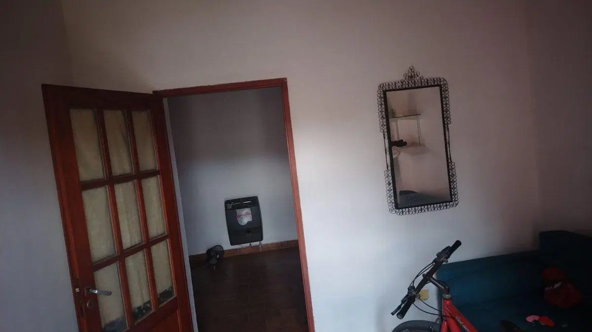 EN VENTA CASA 2 DORM. Y COCHERA B° S. MARTIN. V.M. 3