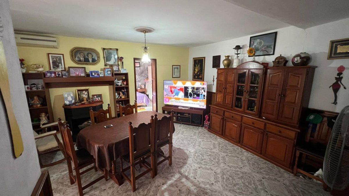 Foto de SE VENDE CASA 4 DORM B° AMEGHINO, V.M. C/ESCRITURA, imagen 3