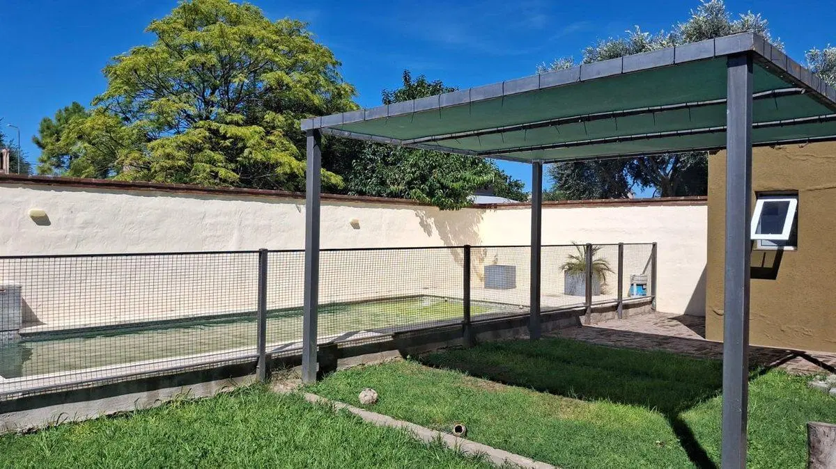 VENTA CASA 4 DORM. B° S.JUAN BAUTISTA C/PILETA V.M 8