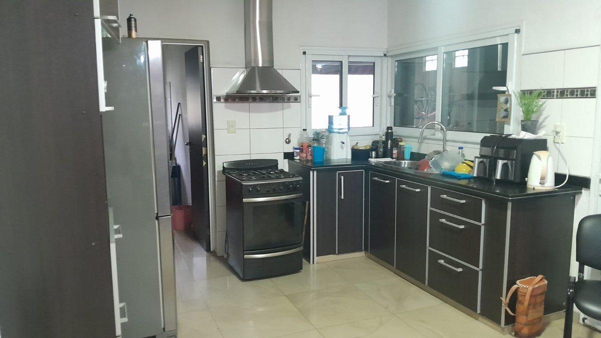 Foto de VENTA CASA 4 DORM. B° S.JUAN BAUTISTA C/PILETA V.M, imagen 2