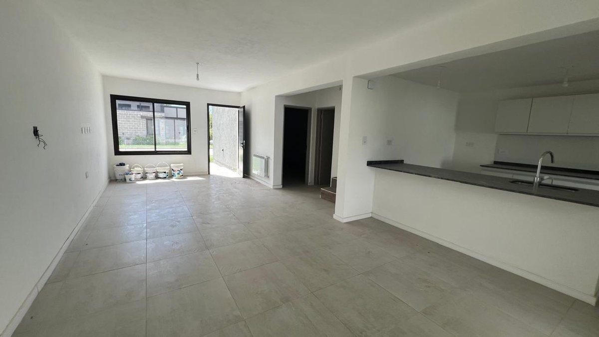 Foto de DUPLEX EN VENTA 3 DORM BARRIO GOLF VILLA NUEVA, imagen 4