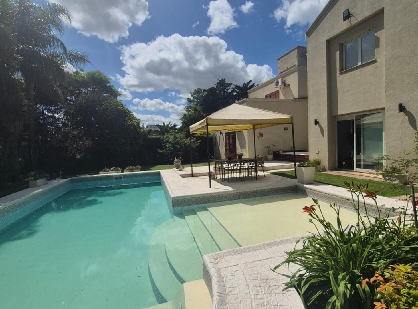 VENTA CASA 4 DORMITORIOS BARRIO GOLF VILLA NUEVA