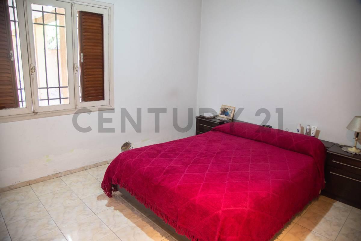 Venta Casa 5 Ambientes con Gran Cochera, Quincho y Pileta 4