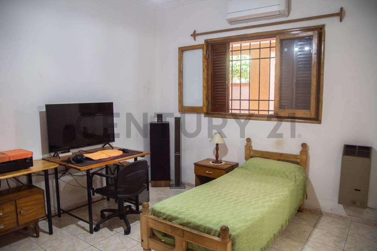 Venta Casa 5 Ambientes con Gran Cochera, Quincho y Pileta 5