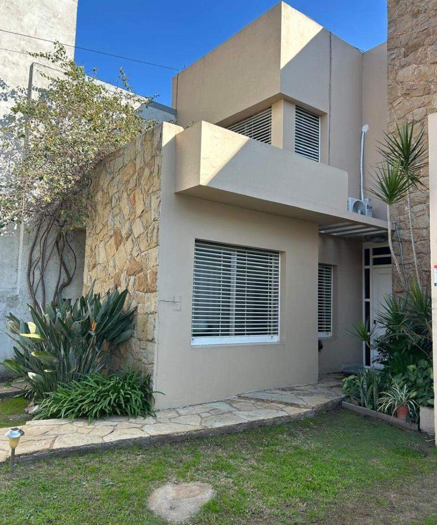 Casa en venta c/ cochera en Tolosa