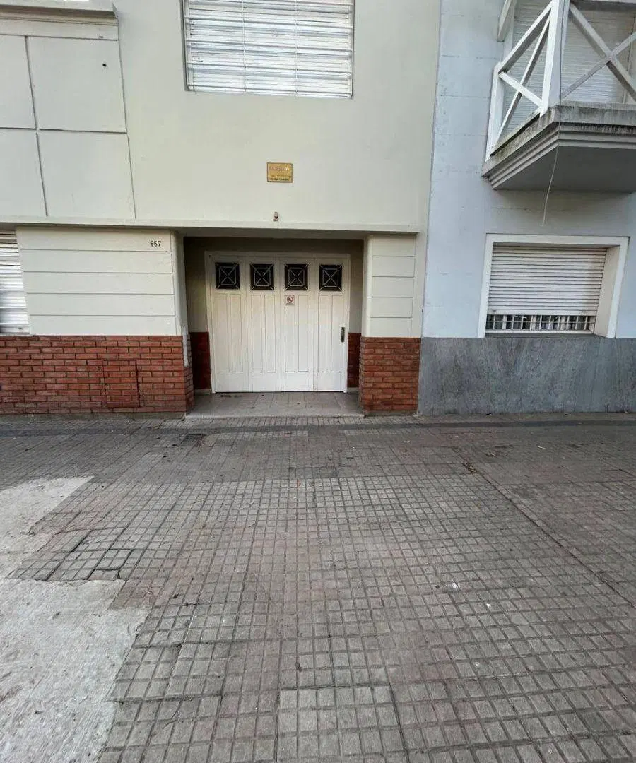 Casa en alquiler c/ cochera en La Plata 3