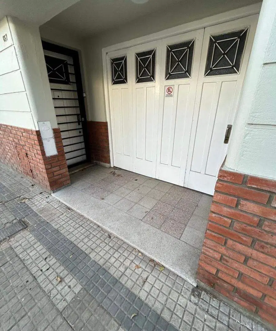 Casa en alquiler c/ cochera en La Plata 2